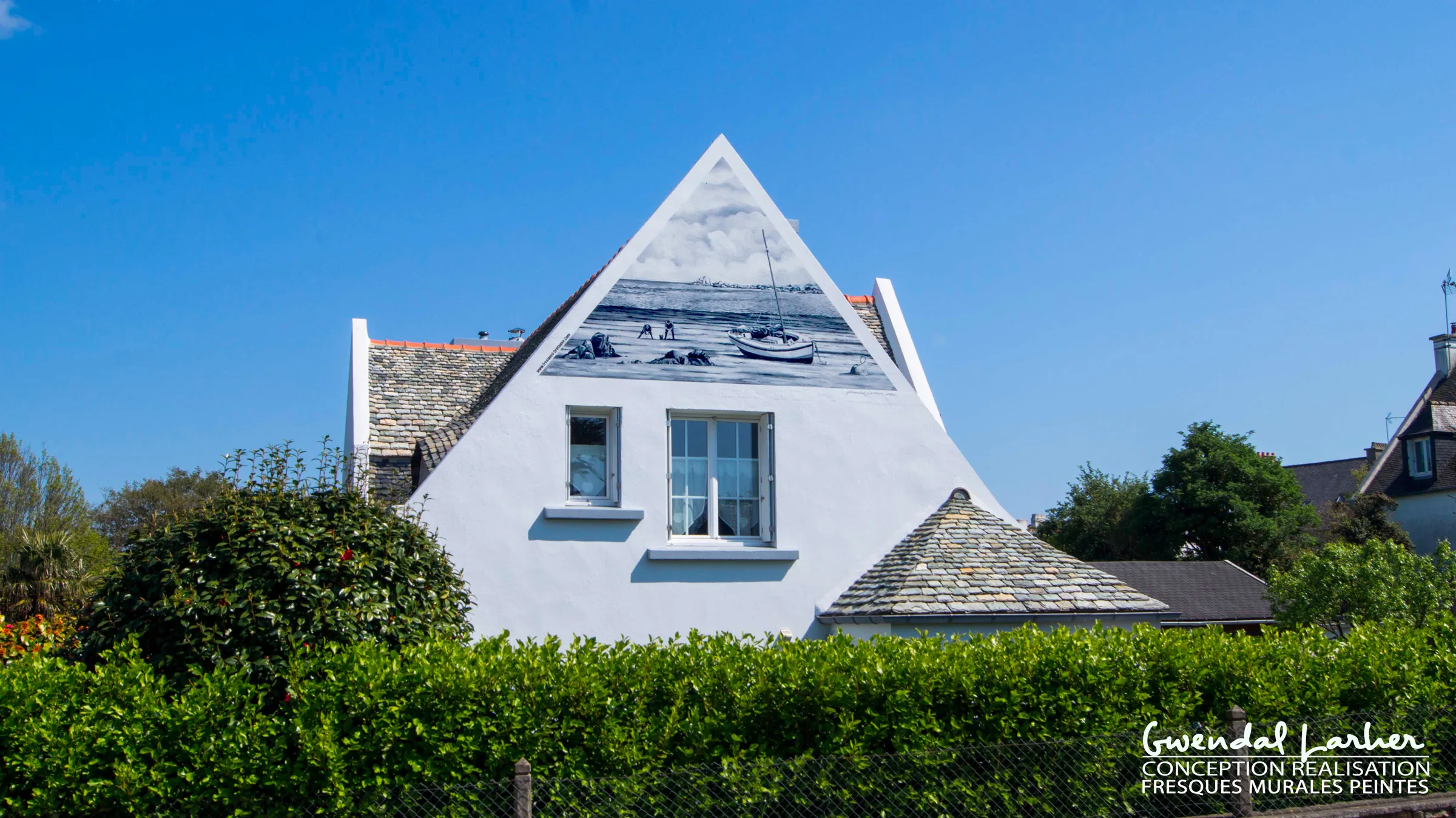 Fresque en trompe-l'œil, scène de pêche à pied en noir et blanc, pignon de maison locative à Locquirec